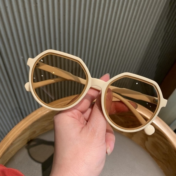 Last 1❗️Retro Tan & Brown Sunglasses ✨️ - Picture 5 of 13